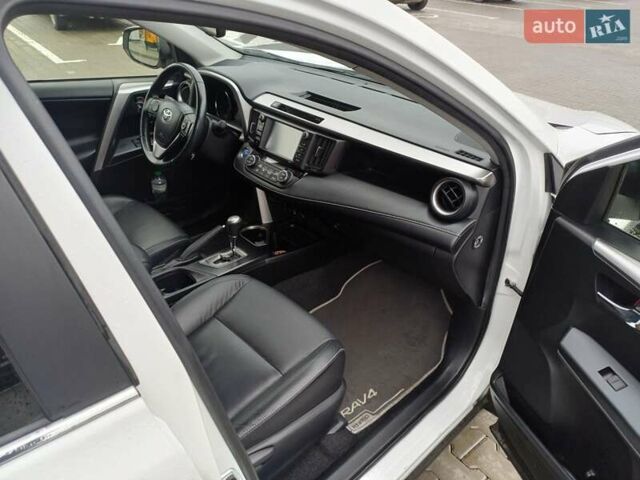 Тойота РАВ 4 2017 в Стрые на Automoto.ua Белый Тойота РАВ 4, объемом двигателя 2.49 л и пробегом 143 тыс. км за 23500 $, фото 24 на Automoto.ua