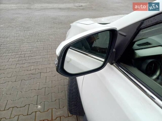 Тойота РАВ 4 2017 в Стрые на Automoto.ua Белый Тойота РАВ 4, объемом двигателя 2.49 л и пробегом 143 тыс. км за 23500 $, фото 30 на Automoto.ua