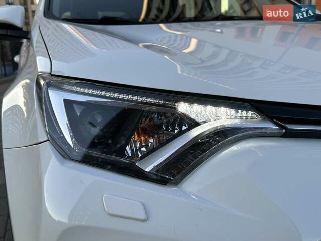 Білий Тойота РАВ 4, об'ємом двигуна 2 л та пробігом 93 тис. км за 21000 $, фото 58 на Automoto.ua