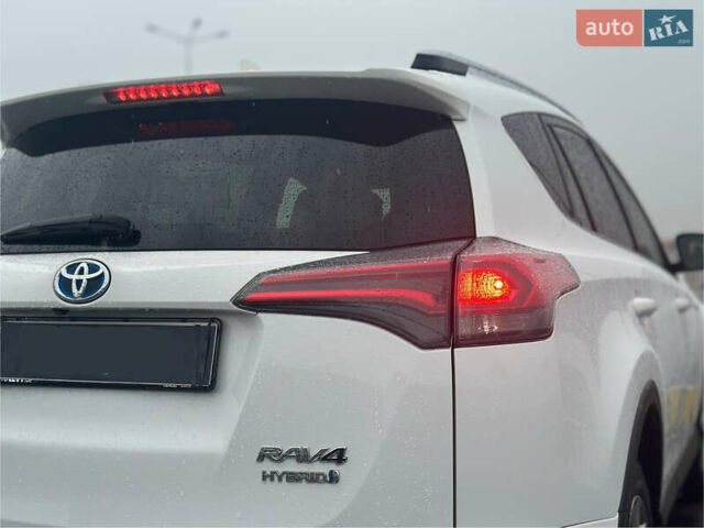 Тойота РАВ 4 2017 в Львове на Automoto.ua Белый Тойота РАВ 4, объемом двигателя 2.49 л и пробегом 187 тыс. км за 22990 $, фото 8 на Automoto.ua