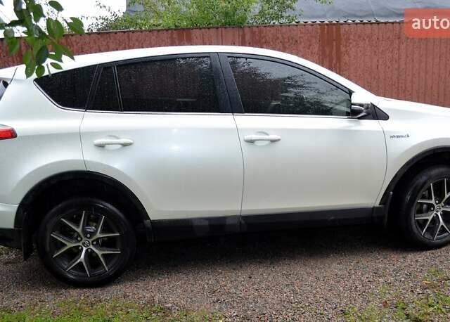 Тойота РАВ 4 2017 в Виннице на Automoto.ua Белый Тойота РАВ 4, объемом двигателя 2.49 л и пробегом 199 тыс. км за 22990 $, фото 4 на Automoto.ua