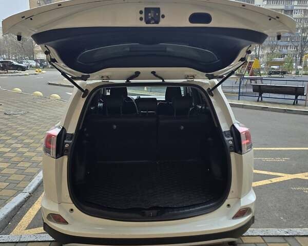 Білий Тойота РАВ 4, об'ємом двигуна 2.23 л та пробігом 220 тис. км за 20500 $, фото 8 на Automoto.ua