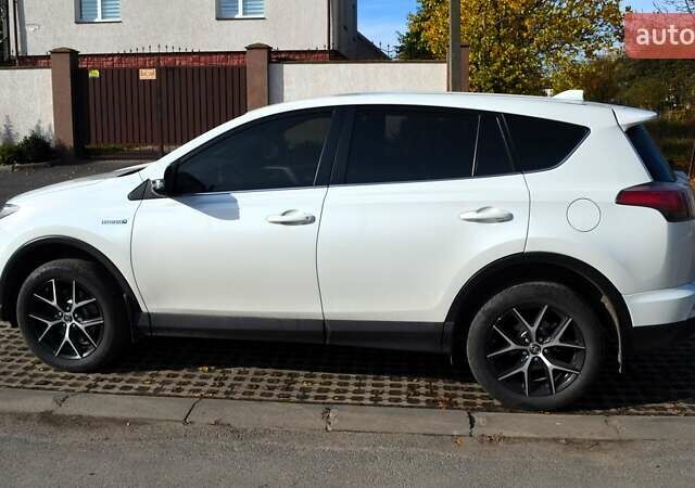 Тойота РАВ 4 2017 в Виннице на Automoto.ua Белый Тойота РАВ 4, объемом двигателя 2.49 л и пробегом 198 тыс. км за 22987 $, фото 5 на Automoto.ua