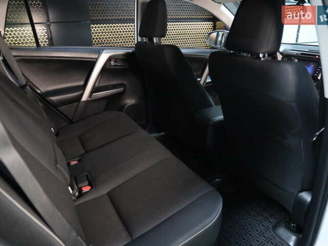 Білий Тойота РАВ 4, об'ємом двигуна 2.49 л та пробігом 72 тис. км за 24000 $, фото 33 на Automoto.ua