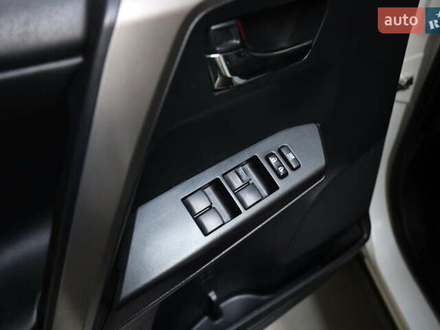 Білий Тойота РАВ 4, об'ємом двигуна 2.49 л та пробігом 72 тис. км за 24000 $, фото 13 на Automoto.ua