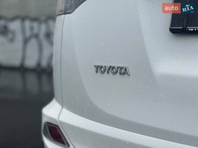 Тойота РАВ 4 2017 в Львове на Automoto.ua Белый Тойота РАВ 4, объемом двигателя 2.49 л и пробегом 187 тыс. км за 22990 $, фото 9 на Automoto.ua