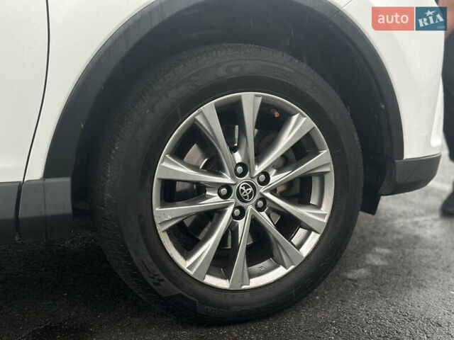 Тойота РАВ 4 2017 в Львове на Automoto.ua Белый Тойота РАВ 4, объемом двигателя 2.49 л и пробегом 187 тыс. км за 22990 $, фото 14 на Automoto.ua