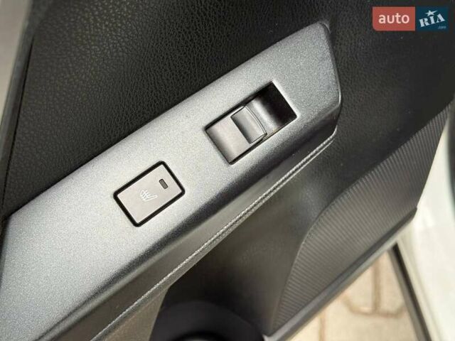 Білий Тойота РАВ 4, об'ємом двигуна 2.23 л та пробігом 192 тис. км за 19300 $, фото 17 на Automoto.ua