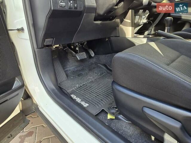 Тойота РАВ 4 2017 в Киеве на Automoto.ua Белый Тойота РАВ 4, объемом двигателя 2.49 л и пробегом 95 тыс. км за 21500 $, фото 16 на Automoto.ua