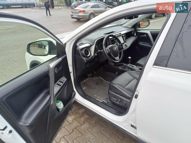 Тойота РАВ 4 2017 в Стрые на Automoto.ua Белый Тойота РАВ 4, объемом двигателя 2.49 л и пробегом 143 тыс. км за 23500 $, фото 15 на Automoto.ua
