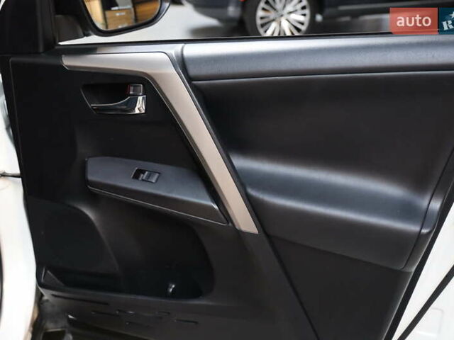 Білий Тойота РАВ 4, об'ємом двигуна 2.49 л та пробігом 72 тис. км за 24000 $, фото 36 на Automoto.ua