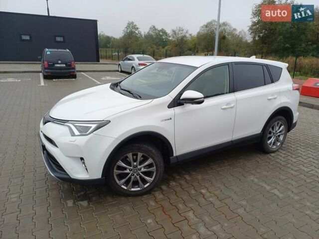 Тойота РАВ 4 2017 в Стрые на Automoto.ua Белый Тойота РАВ 4, объемом двигателя 2.49 л и пробегом 143 тыс. км за 23500 $, фото 2 на Automoto.ua