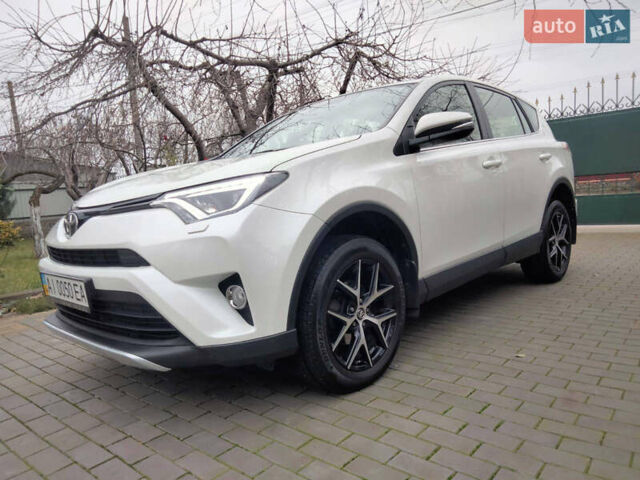 Белый Тойота РАВ 4, объемом двигателя 2.23 л и пробегом 63 тыс. км за 25200 $, фото 2 на Automoto.ua