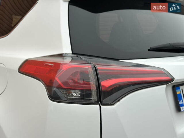 Белый Тойота РАВ 4, объемом двигателя 2.5 л и пробегом 183 тыс. км за 15490 $, фото 16 на Automoto.ua