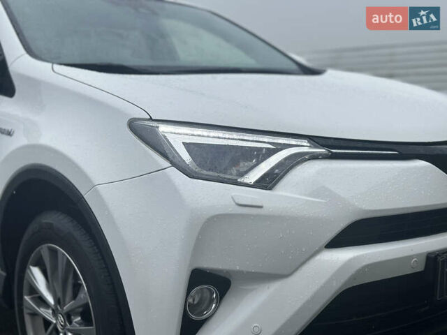 Тойота РАВ 4 2017 в Львове на Automoto.ua Белый Тойота РАВ 4, объемом двигателя 2.49 л и пробегом 187 тыс. км за 22990 $, фото 6 на Automoto.ua