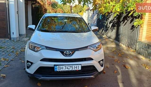 Тойота РАВ 4 2017 в Одессе на Automoto.ua Белый Тойота РАВ 4, объемом двигателя 2.23 л и пробегом 188 тыс. км за 21000 $, фото 1 на Automoto.ua
