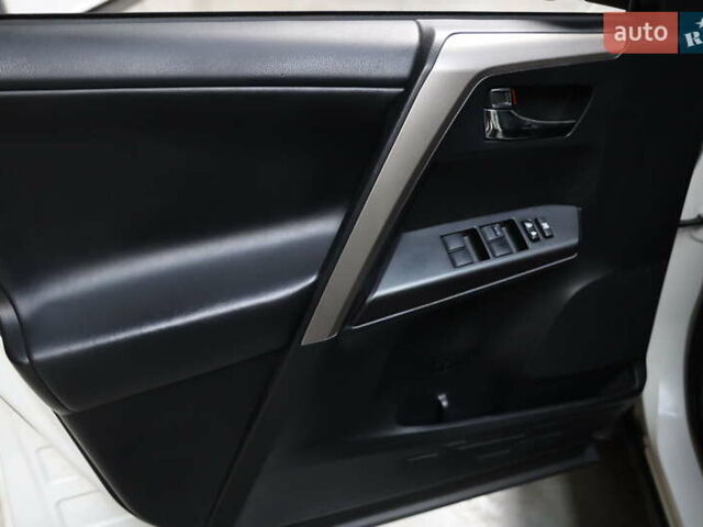 Білий Тойота РАВ 4, об'ємом двигуна 2.49 л та пробігом 72 тис. км за 24000 $, фото 12 на Automoto.ua