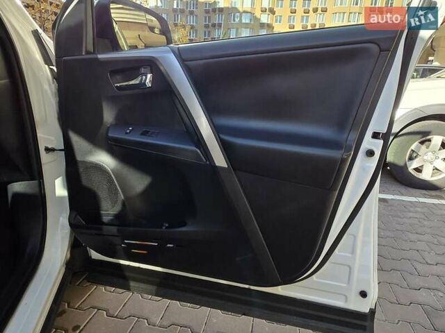 Тойота РАВ 4 2017 в Киеве на Automoto.ua Белый Тойота РАВ 4, объемом двигателя 2.49 л и пробегом 95 тыс. км за 21500 $, фото 37 на Automoto.ua