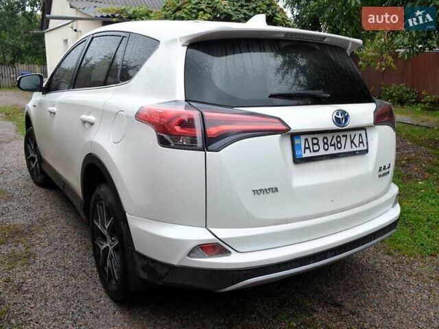 Тойота РАВ 4 2017 в Виннице на Automoto.ua Белый Тойота РАВ 4, объемом двигателя 2.49 л и пробегом 199 тыс. км за 22990 $, фото 7 на Automoto.ua