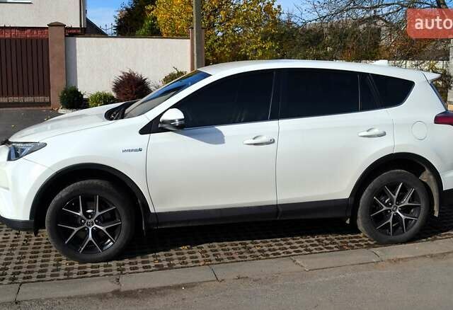 Тойота РАВ 4 2017 в Виннице на Automoto.ua Белый Тойота РАВ 4, объемом двигателя 2.49 л и пробегом 198 тыс. км за 22987 $, фото 4 на Automoto.ua