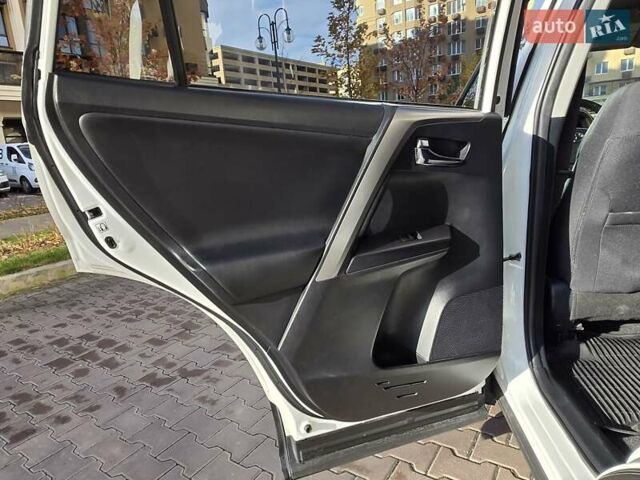 Тойота РАВ 4 2017 в Киеве на Automoto.ua Белый Тойота РАВ 4, объемом двигателя 2.49 л и пробегом 95 тыс. км за 21500 $, фото 20 на Automoto.ua