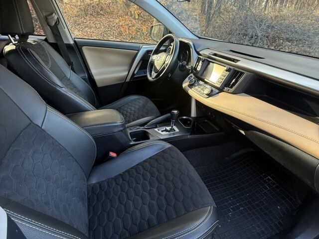 Белый Тойота РАВ 4, объемом двигателя 2.5 л и пробегом 150 тыс. км за 22500 $, фото 9 на Automoto.ua