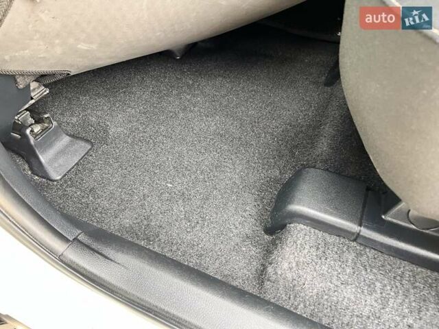 Белый Тойота РАВ 4, объемом двигателя 2 л и пробегом 171 тыс. км за 19999 $, фото 63 на Automoto.ua