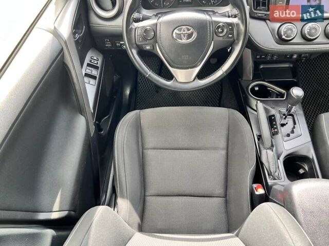 Белый Тойота РАВ 4, объемом двигателя 2 л и пробегом 171 тыс. км за 19999 $, фото 103 на Automoto.ua