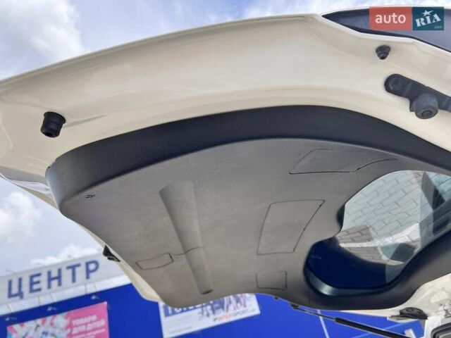 Белый Тойота РАВ 4, объемом двигателя 2 л и пробегом 171 тыс. км за 19999 $, фото 51 на Automoto.ua