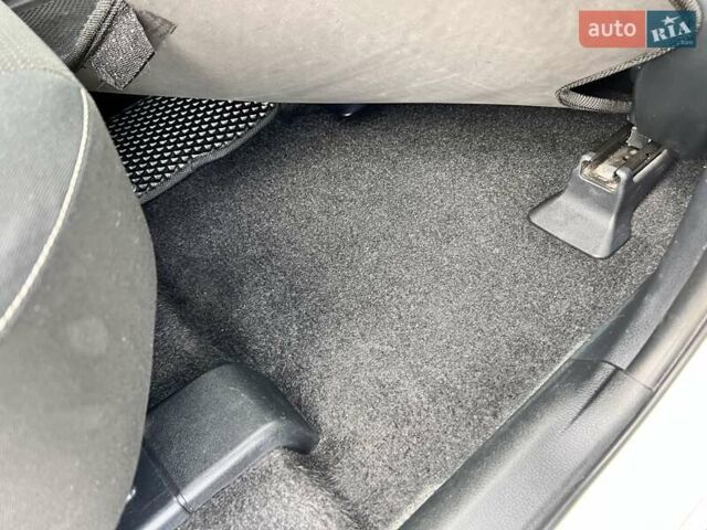 Белый Тойота РАВ 4, объемом двигателя 2 л и пробегом 171 тыс. км за 19999 $, фото 57 на Automoto.ua