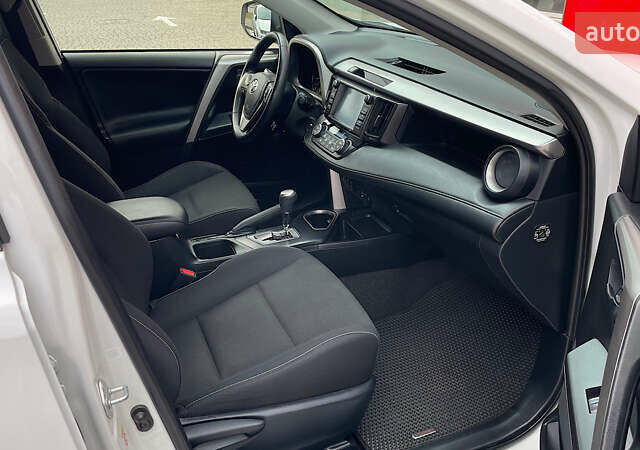 Білий Тойота РАВ 4, об'ємом двигуна 1.99 л та пробігом 158 тис. км за 18878 $, фото 5 на Automoto.ua