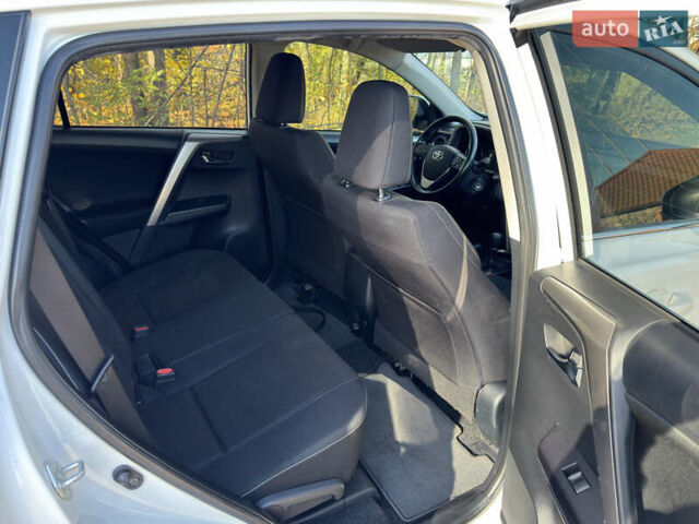 Білий Тойота РАВ 4, об'ємом двигуна 1.99 л та пробігом 196 тис. км за 19700 $, фото 12 на Automoto.ua