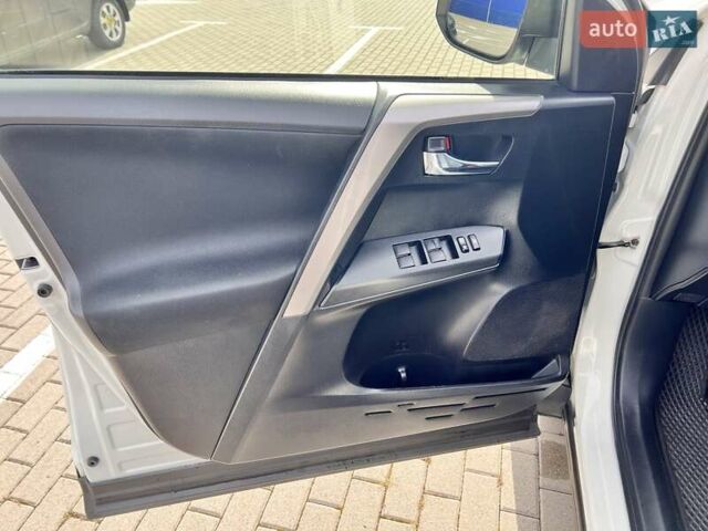 Белый Тойота РАВ 4, объемом двигателя 2 л и пробегом 171 тыс. км за 19999 $, фото 107 на Automoto.ua