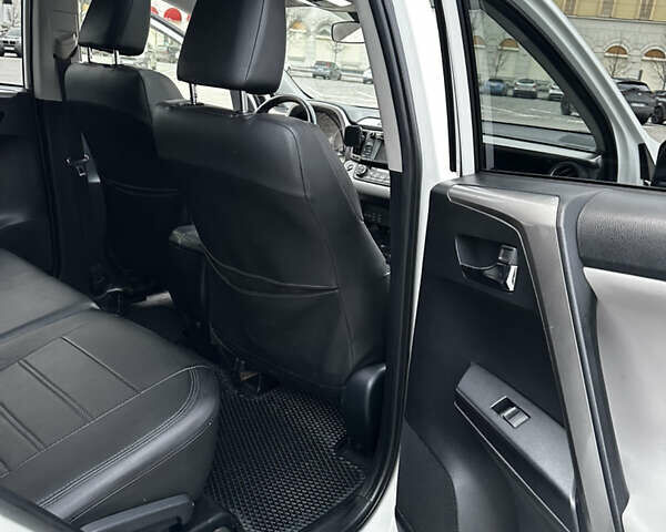 Білий Тойота РАВ 4, об'ємом двигуна 2.49 л та пробігом 163 тис. км за 18000 $, фото 33 на Automoto.ua