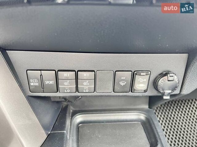 Белый Тойота РАВ 4, объемом двигателя 2 л и пробегом 171 тыс. км за 19999 $, фото 91 на Automoto.ua