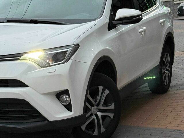 Белый Тойота РАВ 4, объемом двигателя 2 л и пробегом 98 тыс. км за 19500 $, фото 1 на Automoto.ua