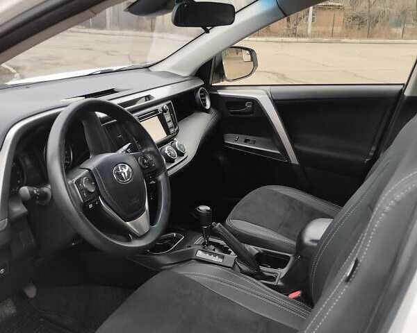 Белый Тойота РАВ 4, объемом двигателя 2.5 л и пробегом 120 тыс. км за 20000 $, фото 3 на Automoto.ua