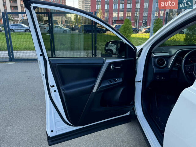 Білий Тойота РАВ 4, об'ємом двигуна 2.49 л та пробігом 121 тис. км за 24500 $, фото 15 на Automoto.ua