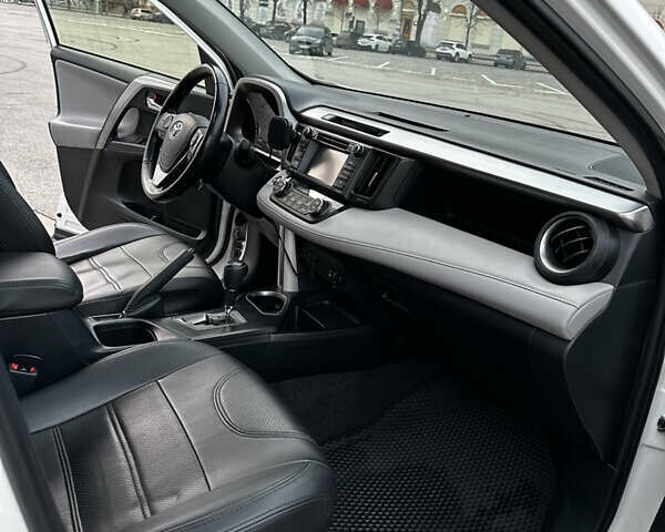 Білий Тойота РАВ 4, об'ємом двигуна 2.49 л та пробігом 163 тис. км за 18000 $, фото 32 на Automoto.ua