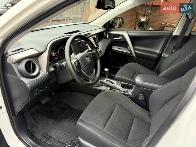 Белый Тойота РАВ 4, объемом двигателя 2.49 л и пробегом 98 тыс. км за 23999 $, фото 1 на Automoto.ua