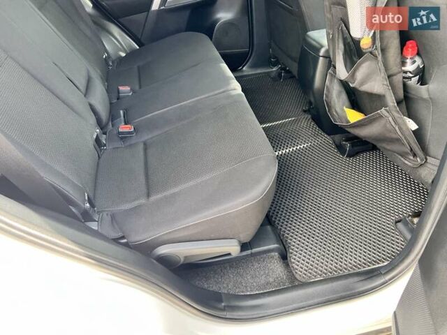 Белый Тойота РАВ 4, объемом двигателя 2 л и пробегом 171 тыс. км за 19999 $, фото 60 на Automoto.ua