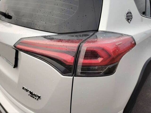 Белый Тойота РАВ 4, объемом двигателя 0 л и пробегом 120 тыс. км за 19500 $, фото 3 на Automoto.ua