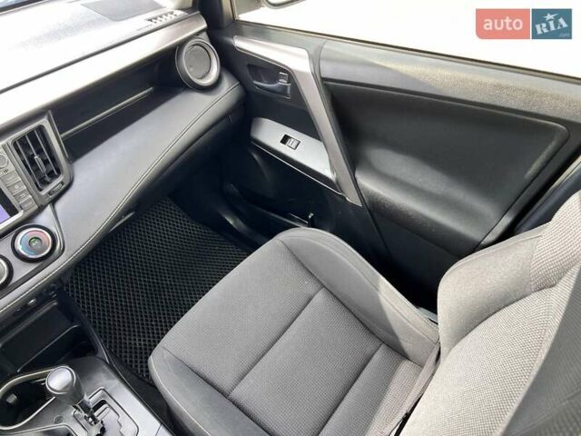 Белый Тойота РАВ 4, объемом двигателя 2 л и пробегом 171 тыс. км за 19999 $, фото 92 на Automoto.ua