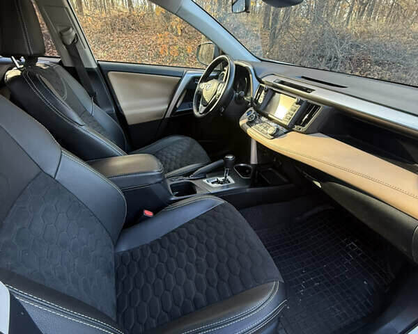 Білий Тойота РАВ 4, об'ємом двигуна 2.49 л та пробігом 150 тис. км за 22500 $, фото 9 на Automoto.ua