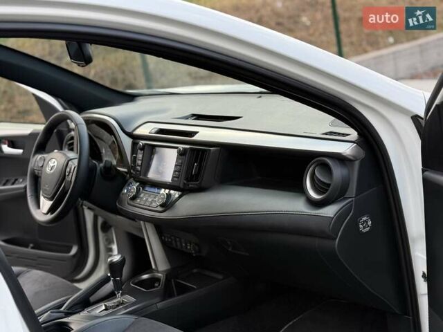 Белый Тойота РАВ 4, объемом двигателя 2.5 л и пробегом 117 тыс. км за 24300 $, фото 39 на Automoto.ua