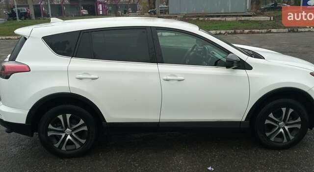 Белый Тойота РАВ 4, объемом двигателя 2.5 л и пробегом 180 тыс. км за 17200 $, фото 2 на Automoto.ua