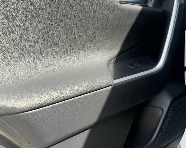 Белый Тойота РАВ 4, объемом двигателя 2.49 л и пробегом 140 тыс. км за 27000 $, фото 12 на Automoto.ua