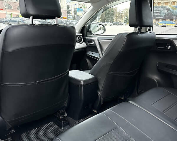 Білий Тойота РАВ 4, об'ємом двигуна 2.49 л та пробігом 163 тис. км за 18000 $, фото 31 на Automoto.ua