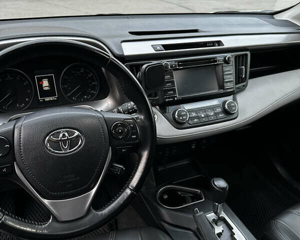 Білий Тойота РАВ 4, об'ємом двигуна 2.49 л та пробігом 163 тис. км за 18000 $, фото 29 на Automoto.ua