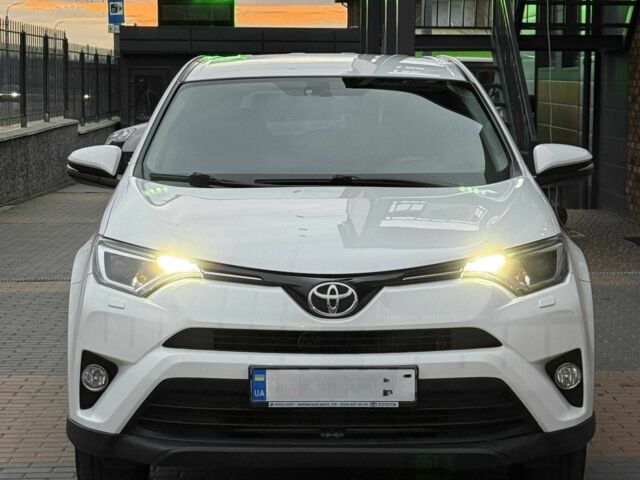 Белый Тойота РАВ 4, объемом двигателя 2 л и пробегом 98 тыс. км за 19500 $, фото 4 на Automoto.ua